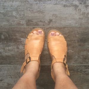 Cute 90s leather sandals